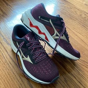 Mitzuno Wave Inspire 17